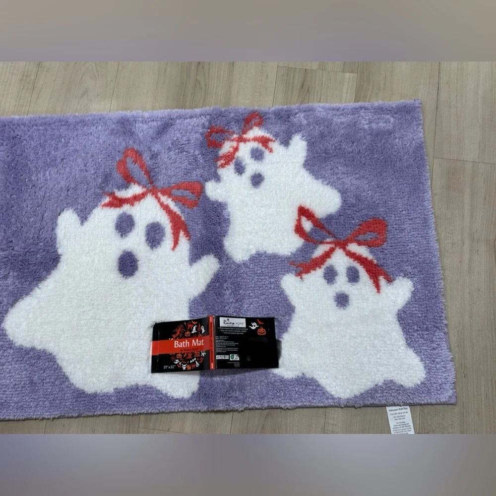 Riviera Home White and Purple Bath Mat